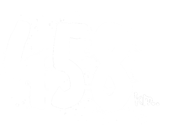Número 458 acompañado de la abreviatura km. escrito a mano con pincel en acuarela, letras blancas sobre fondo fotográfico.